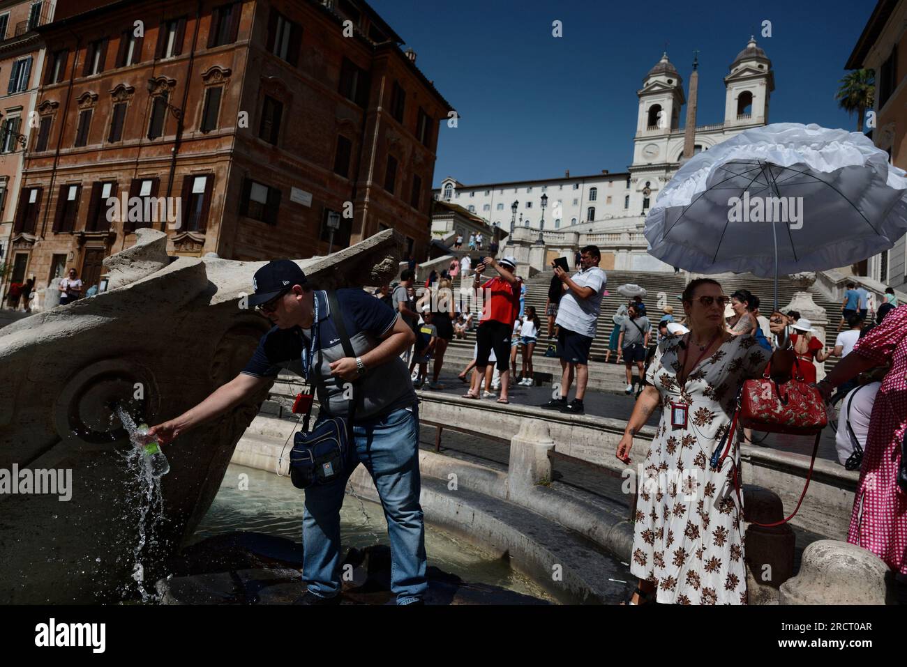 Le persone si raffreddano durante un'ondata di calore in corso con temperature che raggiungono i 40 gradi, a Roma, Italia, il 16 luglio 2023. Foto Stock