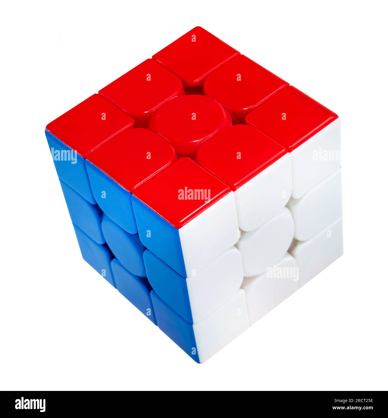 Mogilev, Bielorussia - 20 giugno 2023: Cubo di Rubik a metà strada. Puzzle geometrico a forma di cubo su sfondo bianco Foto Stock
