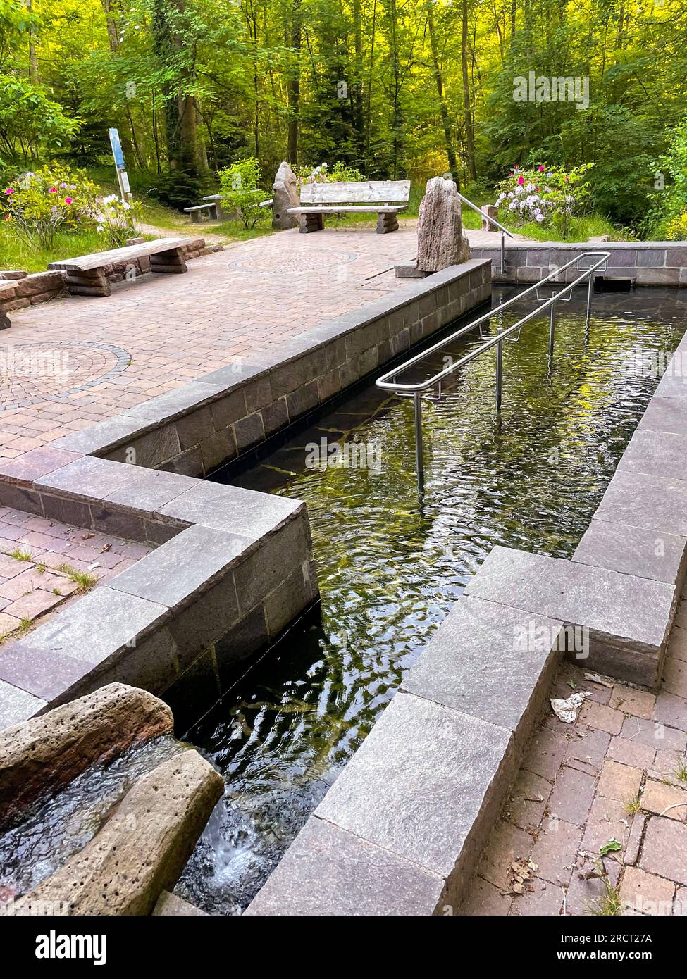 Öffentliches Kneipp Becken am Fuße des Hausberges Merkur nel Baden-Baden Foto Stock