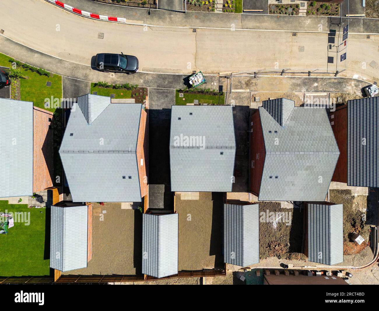 Pontypridd, Galles, Regno Unito - 20 maggio 2023: Vista dall'alto delle nuove case costruite da Bellway Homes nel Church Village alla periferia di Pontypridd. Foto Stock
