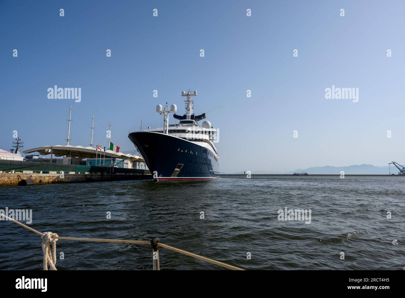 CAGLIARI, ITALIA - LUGLIO 2023: Lo yacht di lusso da 414 piedi "Octopus", di proprietà del co-fondatore di Microsoft Paul Allen, è ormeggiato nel porto il 15 luglio 2023 Foto Stock