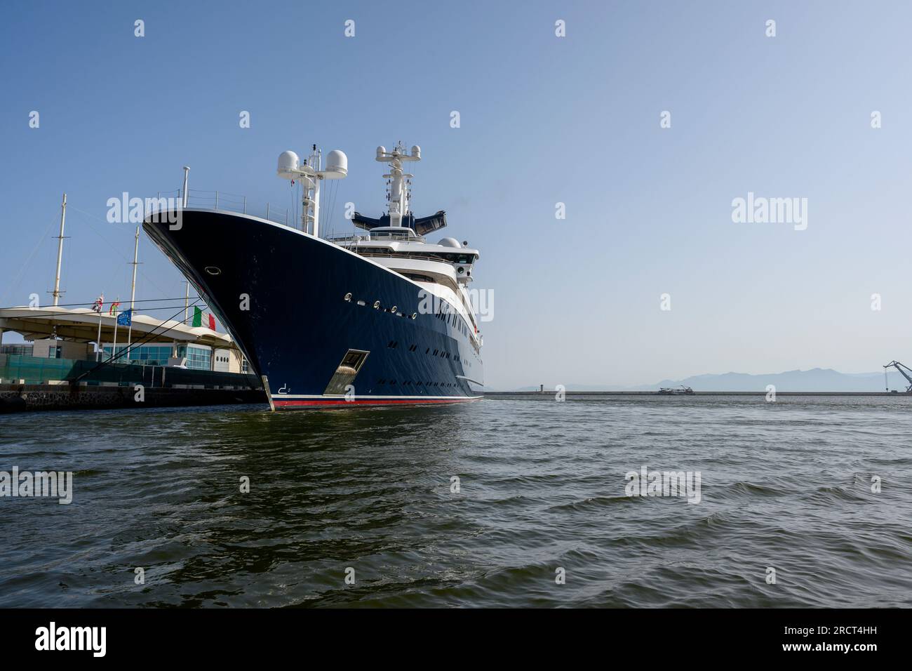 CAGLIARI, ITALIA - LUGLIO 2023: Lo yacht di lusso da 414 piedi "Octopus", di proprietà del co-fondatore di Microsoft Paul Allen, è ormeggiato nel porto il 15 luglio 2023 Foto Stock