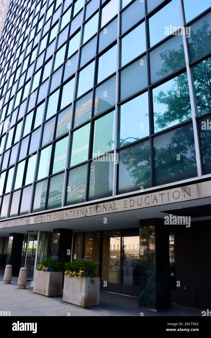 Edificio dell'Institute of International Education sulla First avenue di fronte all'edificio delle Nazioni Unite a New York, Stati Uniti Foto Stock