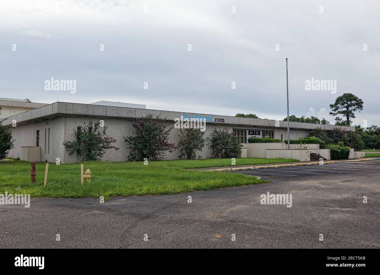 L'edificio del giornale Sun Herald al 205 di DeBuys Rd. Set vuoto sabato 17 luglio 2021 a Gulfport, contea di Harrison, MS, USA. Costruito nel 1970, l'edificio di quasi 87 000 metri quadrati, situato su più di 18 acri e soprannominato "Fort Weeks" in onore di un ex editore, è sopravvissuto all'uragano Katrina, dopo di che il Sun Herald ha ricevuto un Premio Pulitzer per la sua copertura Ma non riusciva a sopravvivere all'acquisizione da parte della McClatchy Company, che finì di spostare gli uffici del giornale in una sede più piccola e più "economica" nel centro di Gulfport a metà aprile 2020. (Foto Apex MediaWire di Billy Suratt) Foto Stock