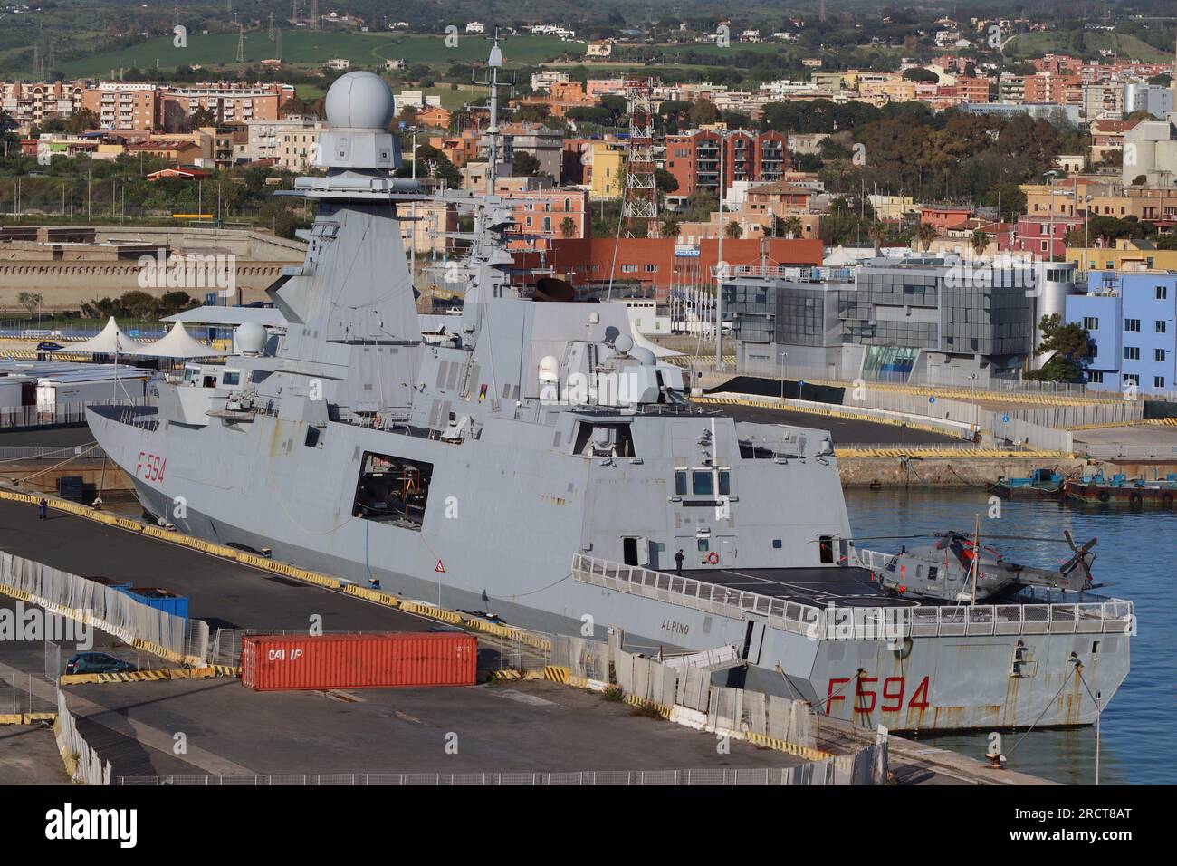 La fregata navale italiana Alpino, pennant numero F 594 con uno dei suoi due elicotteri NH90, ormeggiata nel porto di Civitavecchia, Italia, aprile 2023. Foto Stock