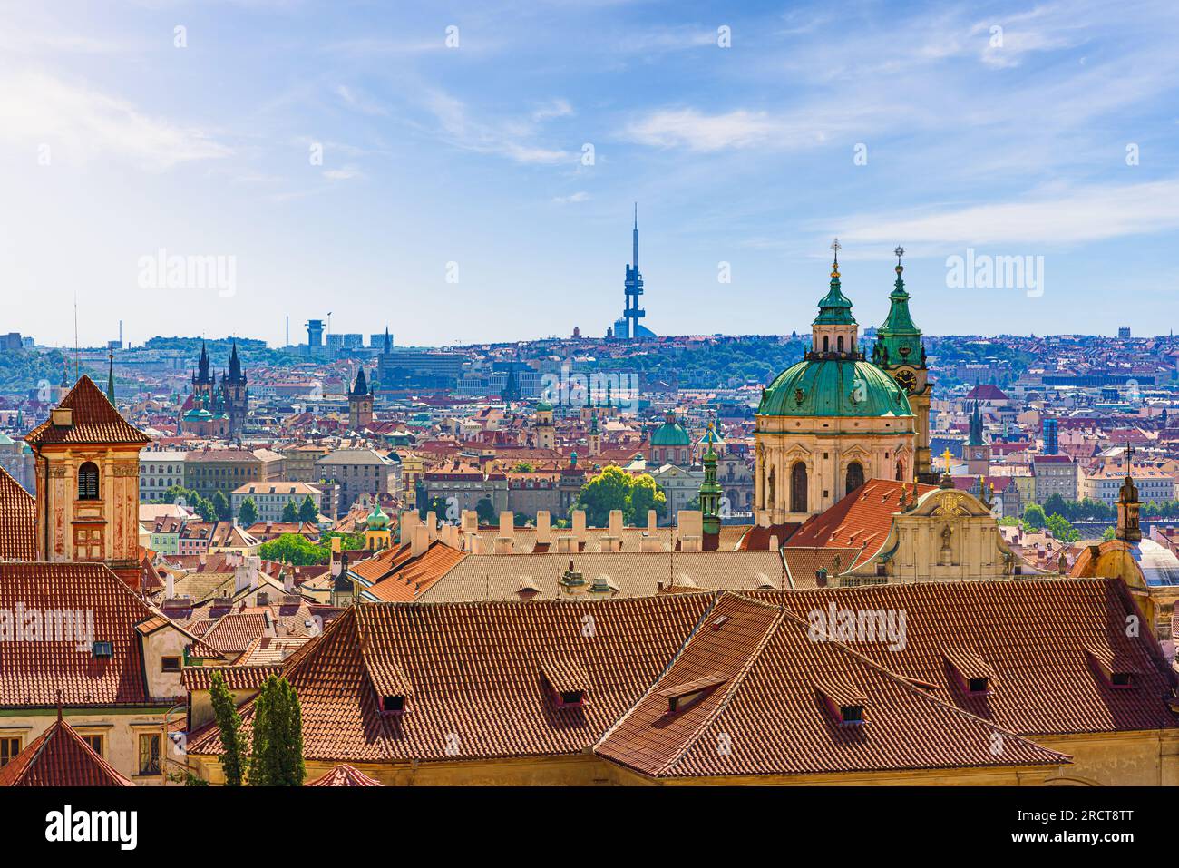 Vista panoramica del paesaggio urbano di Praga con decine di torri che mescolano tradizione e modernità Foto Stock