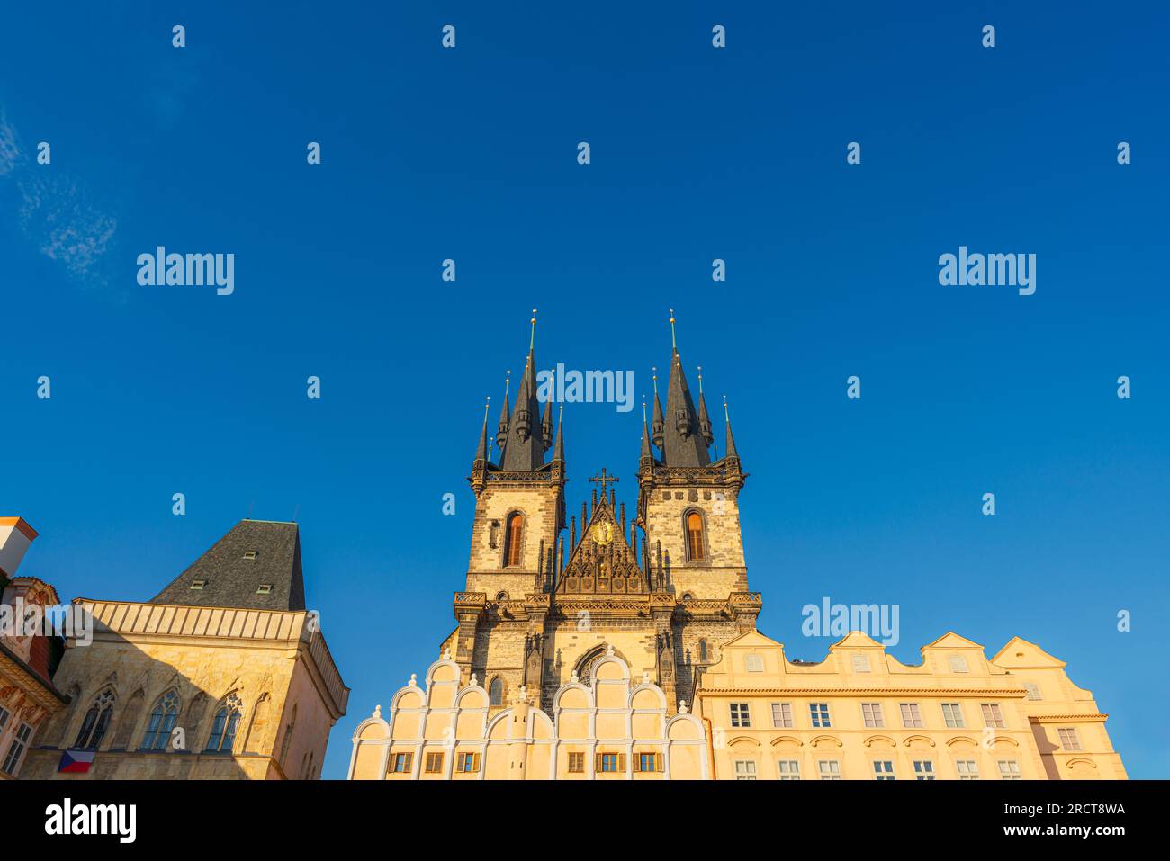 Vista dall'alto della chiesa di nostra Signora prima di Týn nella piazza della città Vecchia di Praga Foto Stock