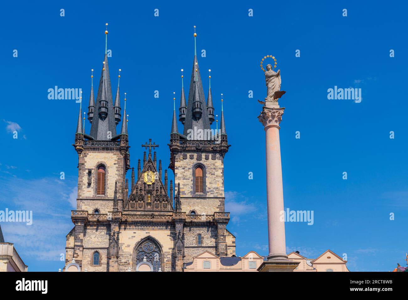 Piazza della città Vecchia di Praga con la chiesa di Týn e la colonna mariana Foto Stock