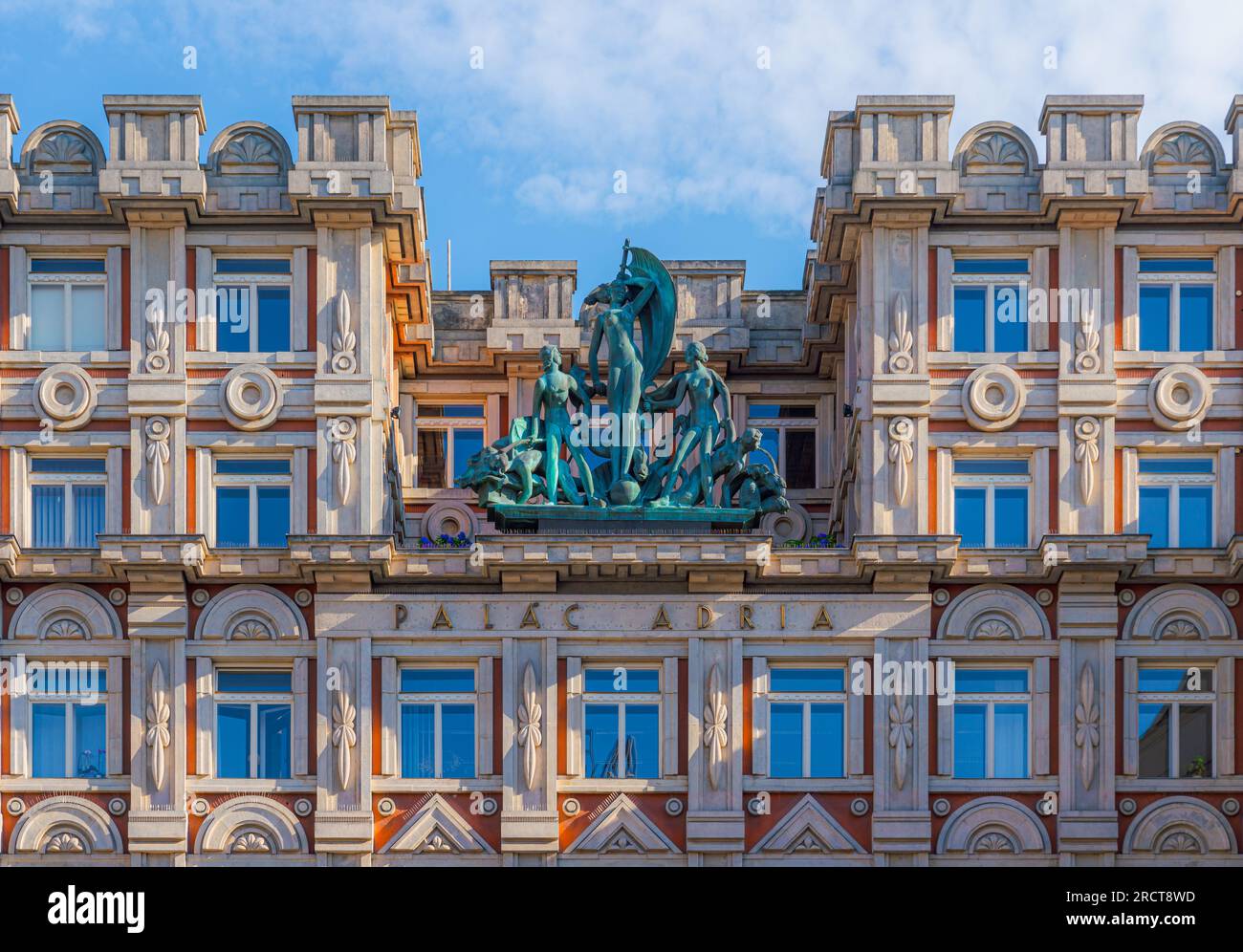 Praga, Repubblica Ceca. 10 luglio 2023. Dettaglio della facciata del Palazzo Adria costruita tra il 1923 e il 1924 e progettata dall'architetto ceco Josef Zasche Foto Stock