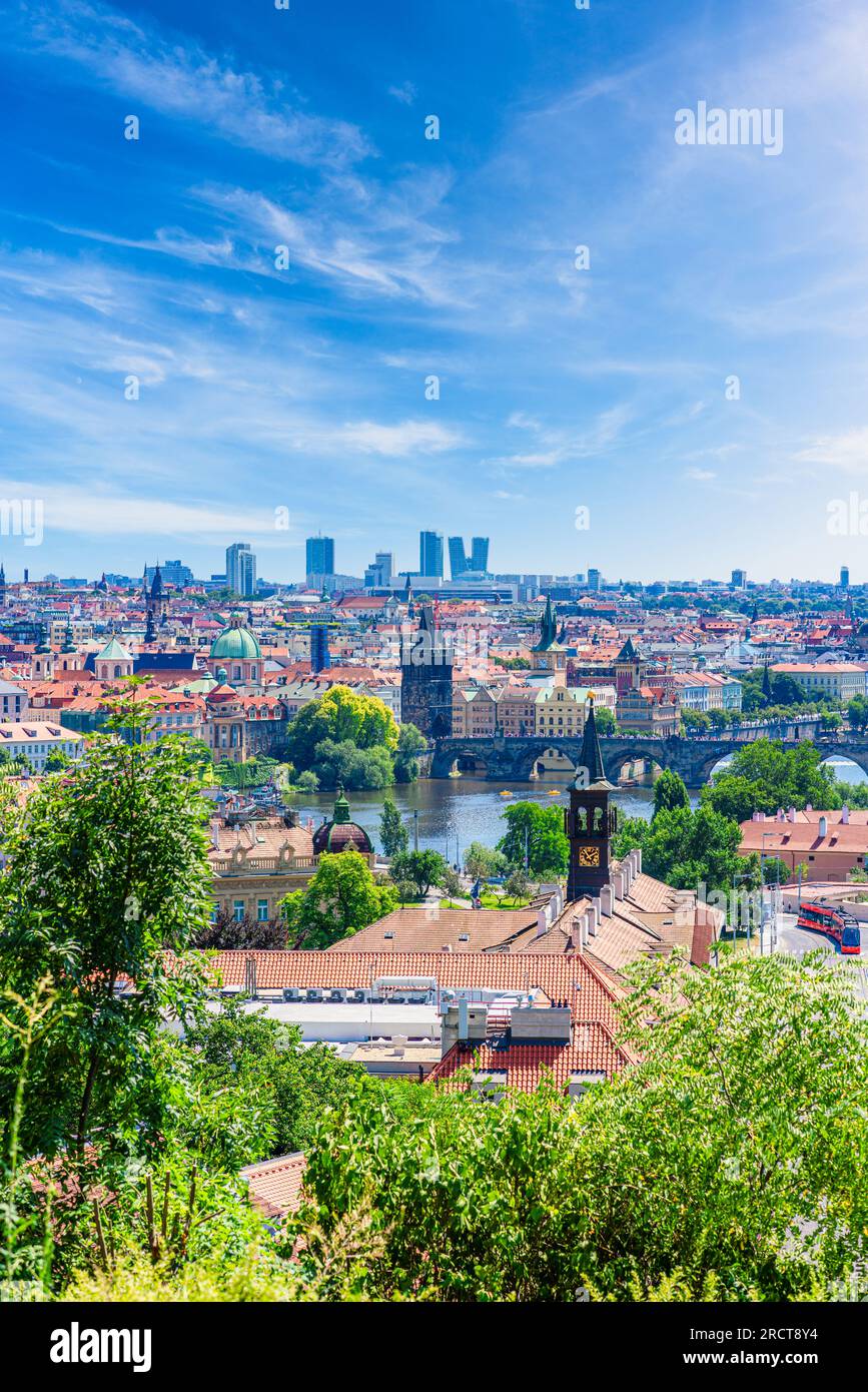 Paesaggio urbano verticale di Praga che mescola città vecchia e nuovi grattacieli sullo sfondo Foto Stock