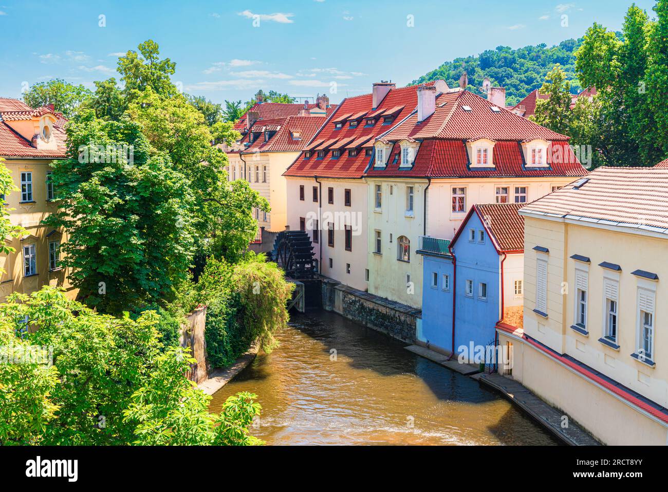 Pittoresca vista di Čertovka (Canale del Diavolo) sul fiume Moldava, Praga, Repubblica Ceca Foto Stock