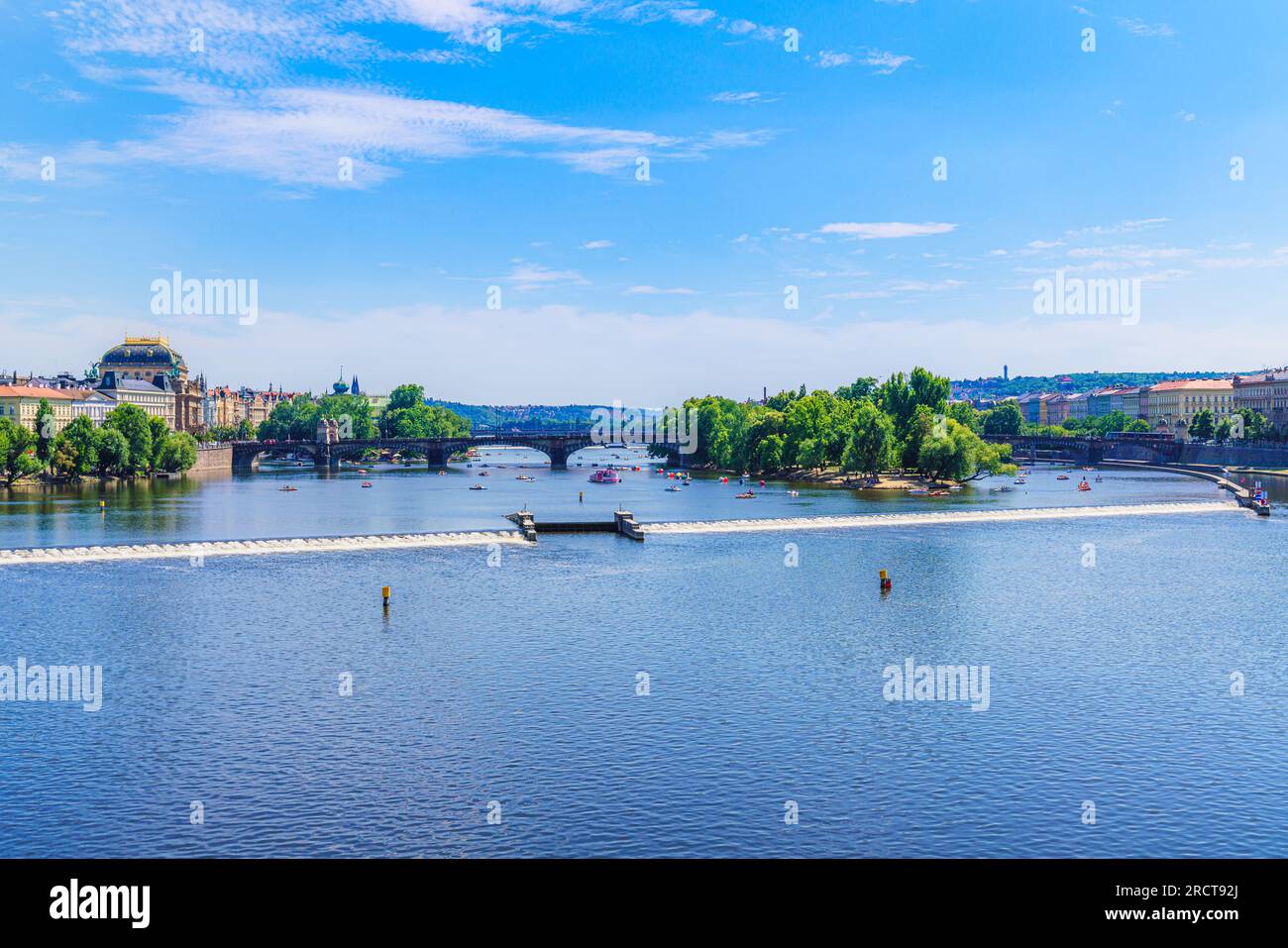 Vista panoramica sul fiume Moldava in estate con turisti a Praga, Repubblica Ceca Foto Stock