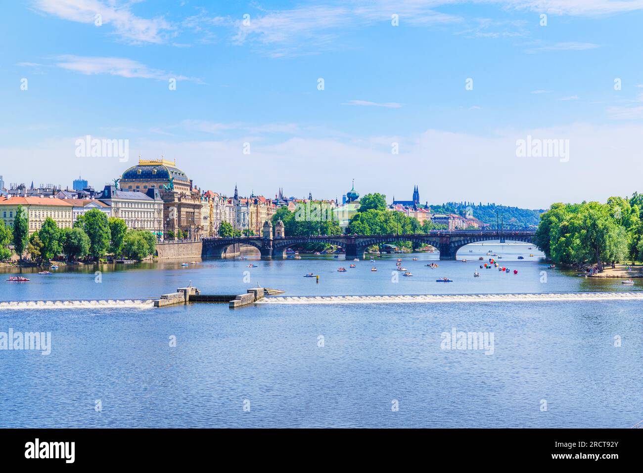 Vista sul fiume Moldava a Praga, Repubblica Ceca. Le persone amano l'estate utilizzando barche da diporto Foto Stock
