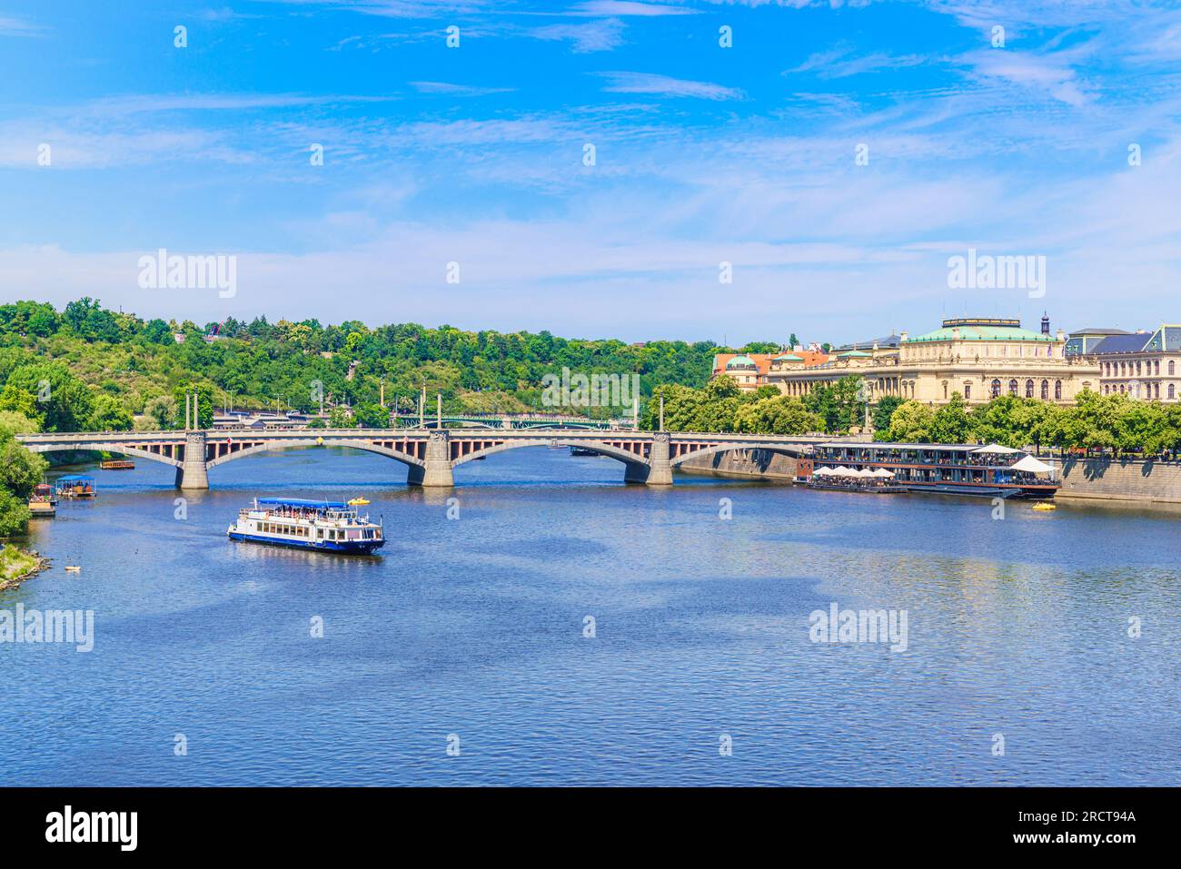 Vista panoramica in estate del fiume Moldava attraversata dal ponte Mánes a Praga Foto Stock