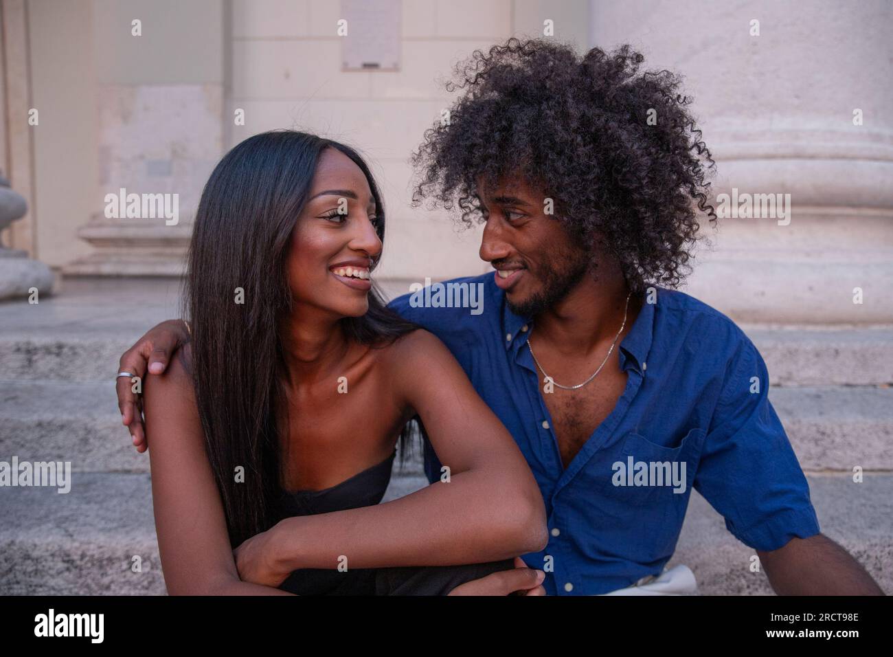 Una coppia trascorre un momento di passione insieme, gli amanti africani parlano e si guardano. Foto Stock