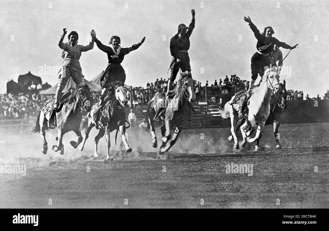 Weisel, Idaho: 1921. Cinque cowgirl in viaggio per il Western Rodeo che si tiene in Idaho. Foto Stock