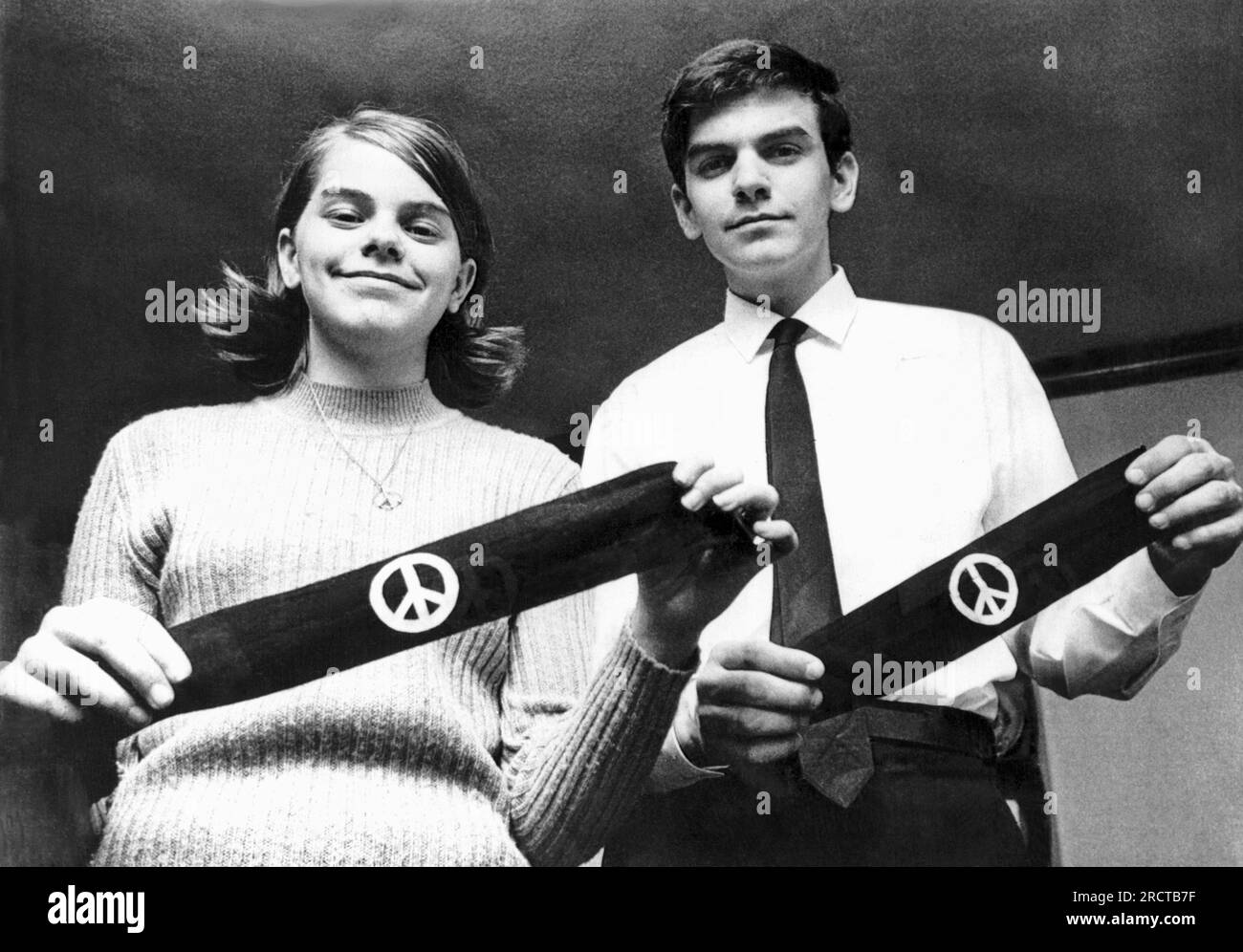Des Moines, Iowa: 4 marzo 1968 questi due studenti, fratello e sorella, sono stati sospesi dalla North High School per aver indossato queste fasce per piangere i morti della guerra in Vietnam. Il caso sarà ascoltato davanti agli Stati Uniti Corte Suprema su quanto le scuole pubbliche possano limitare l'uso di simboli politici. Foto Stock