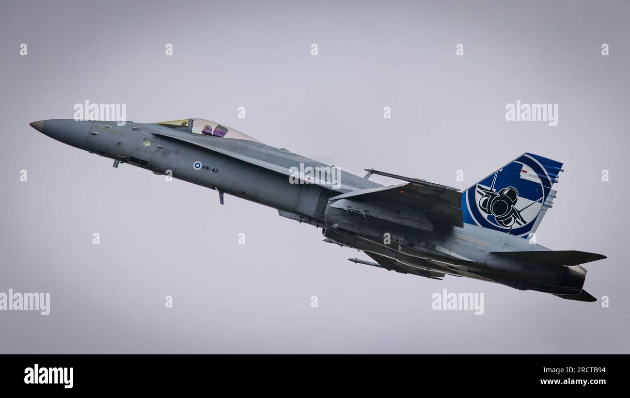 Fairford, Gloucestershire, Regno Unito. 15 luglio 2023 - RAF Fairford, Gloucestershire. Evento: Royal International Air Tattoo 2023 didascalia: F18 - Finlandia foto: Mark Dunn/Alamy Live News (eventi) credito: Mark Dunn Photography/Alamy Live News Foto Stock