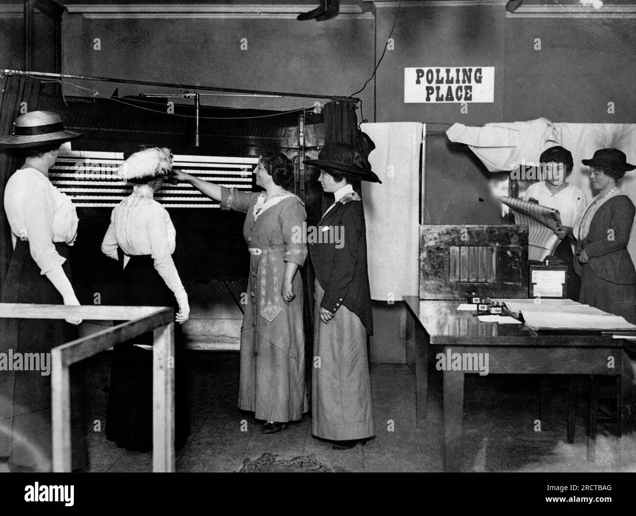 Chicago, Illinois 1914 donne in Illinois che ricevono istruzioni per le macchine elettorali in un luogo di votazione di Chicago dopo aver ottenuto il suffragio municipale nel 1913. Foto Stock