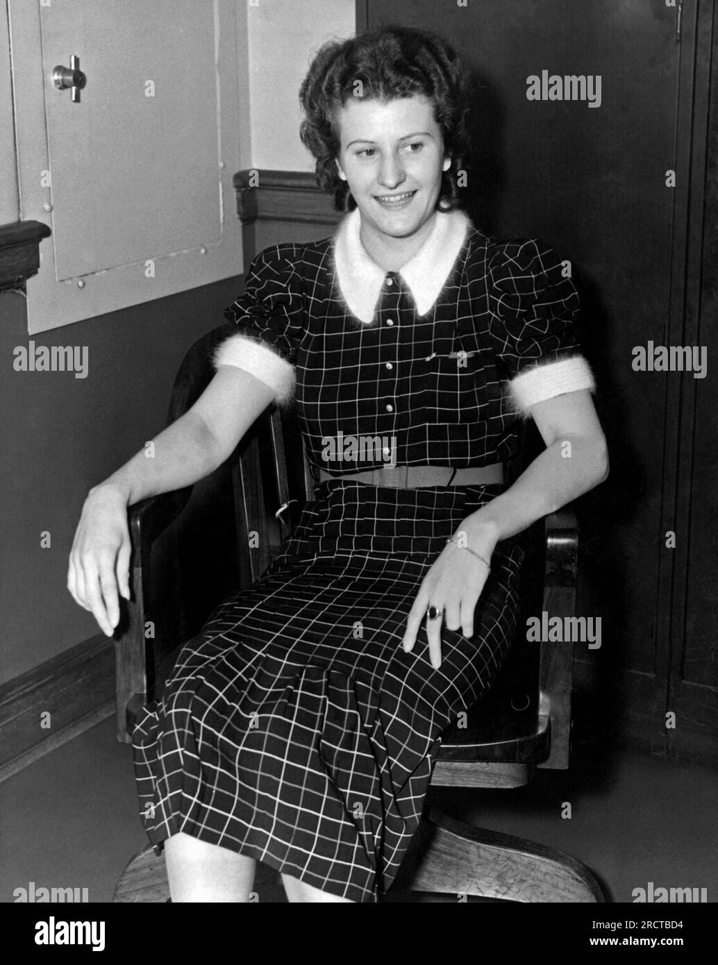 New York, New York: 1938. Johanna Hoffman che e' sotto processo con altri tre nel caso dello spionaggio nazista. Foto Stock