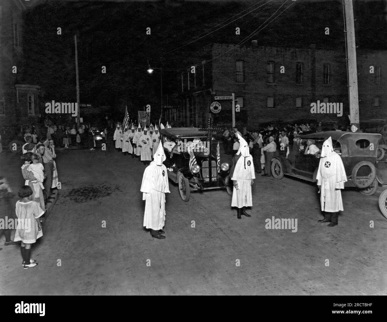 Muncie, Indiana: 1923. Una parata notturna di Ku Klux Klan in Indiana. Foto Stock