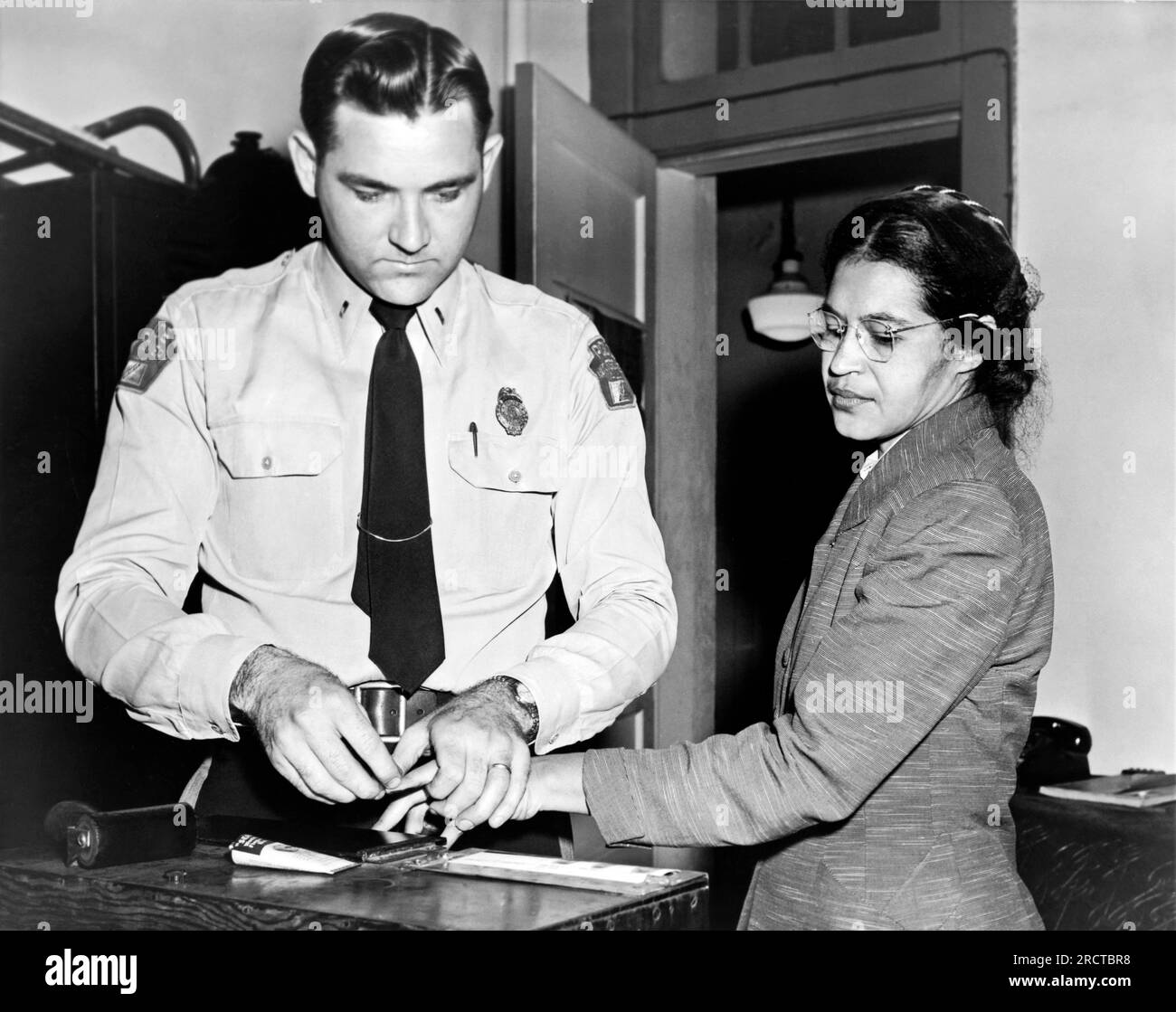 Montgomery, Alabama: 1956. La signora Rosa Parks, una sarta negra, che viene impronte digitali dopo il suo rifiuto di spostarsi sul retro di un autobus per ospitare un passeggero bianco ha toccato il boicottaggio degli autobus a Montgomery, Ala. Foto Stock