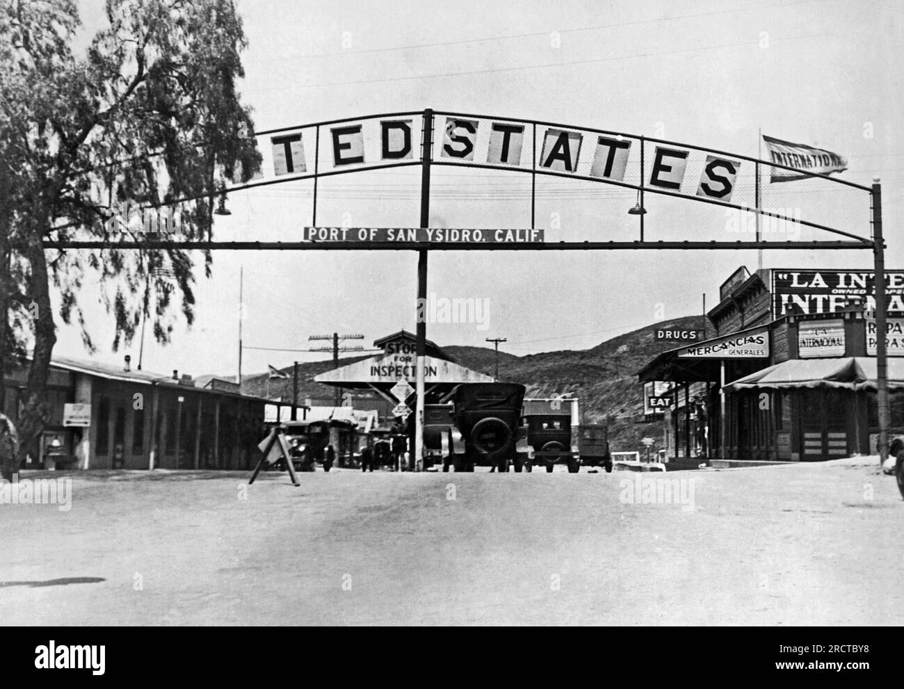 Tijuana, Messico: 27 settembre 1927 guardando a nord verso il porto di frontiera di ingresso a San Ysidro in California. Foto Stock
