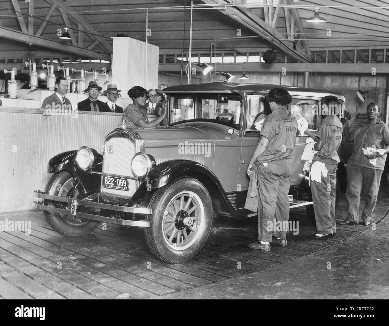 Los Angeles, California: 27 febbraio 1927 l'ultima novità nella pulizia automatica è la lavanderia automatica El Patio, dove a ogni persona viene assegnato un compito particolare da svolgere sulla vettura. I proprietari possono osservare il processo dall'interno. Foto Stock