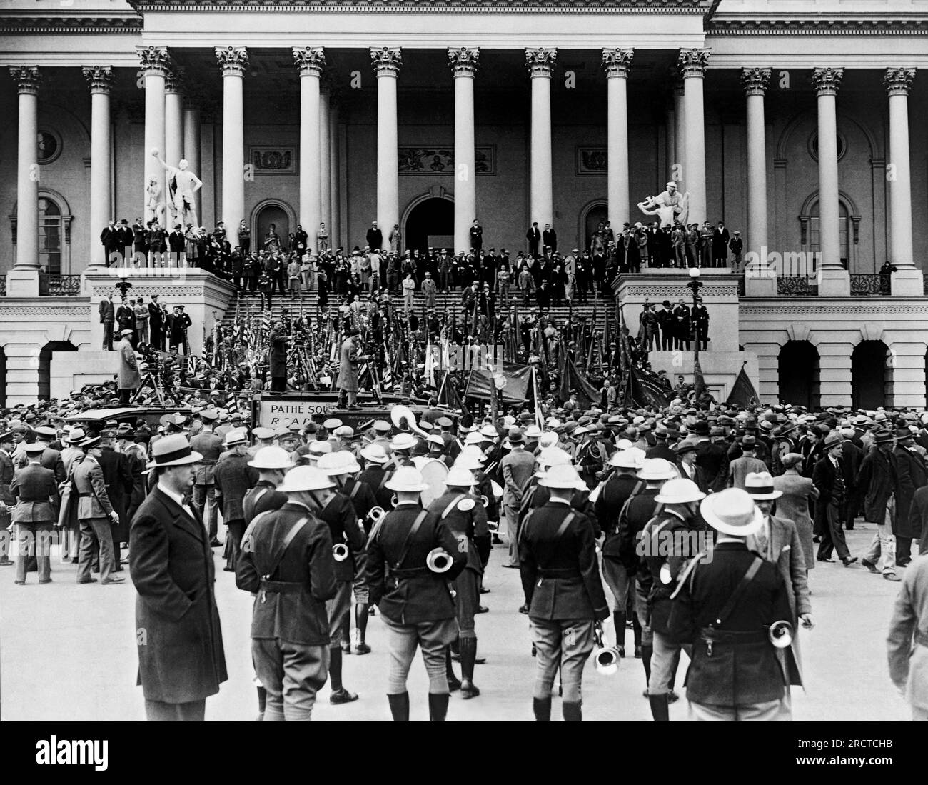 Washington, D.C.: 1932. Una grande folla di Bonus Expeditionary Forces, membri della band, civili e altre persone sulla piazza est e gradini del Campidoglio degli Stati Uniti. Foto Stock