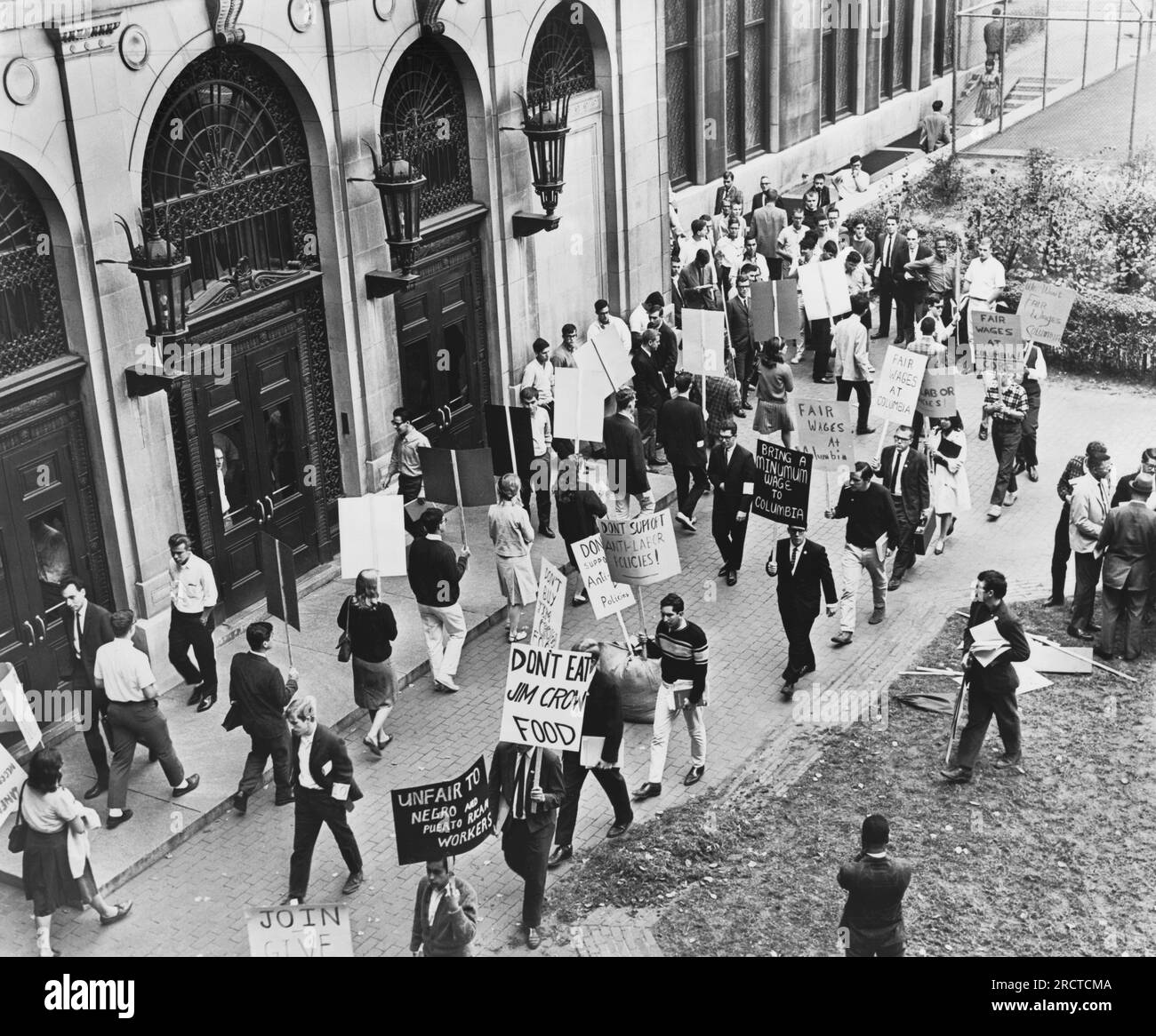 New York, New York: I membri del Congresso dell'uguaglianza razziale del 1964 portano cartelli a picchetto fuori dalla John Jay Hall della Columbia University a sostegno delle richieste dei dipendenti per la rappresentanza sindacale. Foto Stock