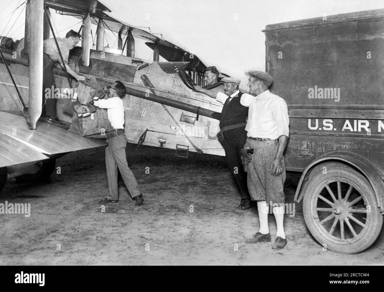 New Brunswick, New Jersey: 2 luglio 1925 posta viene caricata sul primo aereo a decollare da Hadley Field per il servizio di posta aerea notturna tra New York e Chicago. Guardie armate sorvegliano l'operazione. Foto Stock
