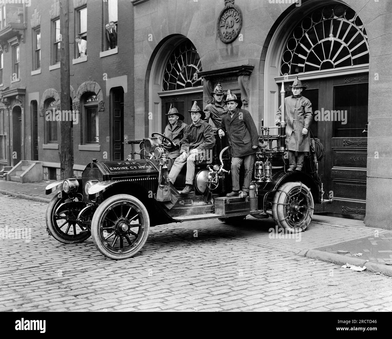 Pittsburgh, Pennsylvania: c. 1920 Members Engine Company 42 posano sul loro camion dei pompieri Foto Stock