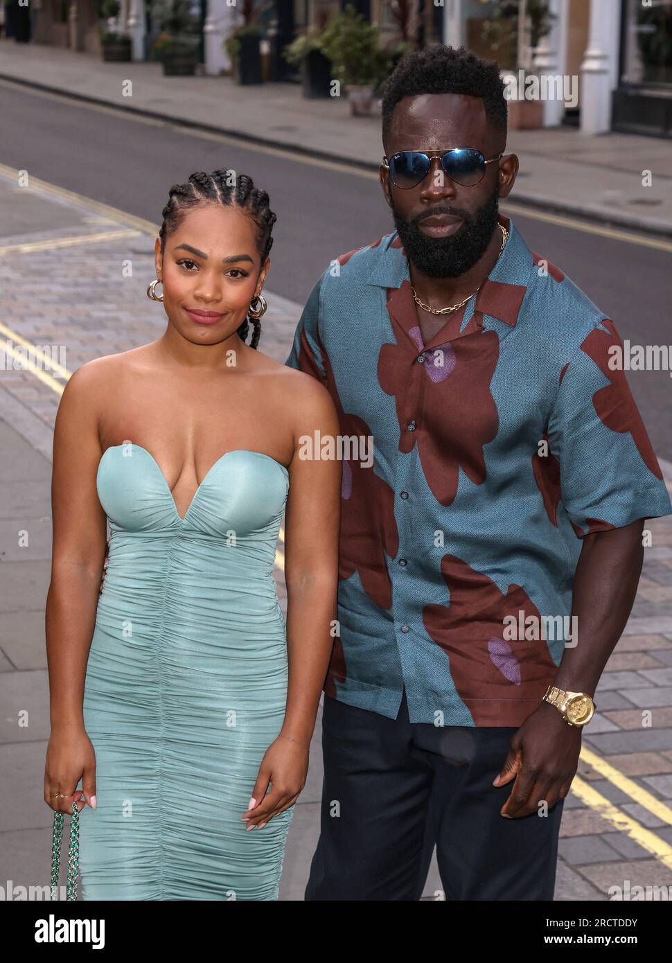 Jimmy Akingbola (a destra) partecipa al British Vogue x Self Portrait Summer Party al Chiltern Firehouse di Londra. Foto Stock