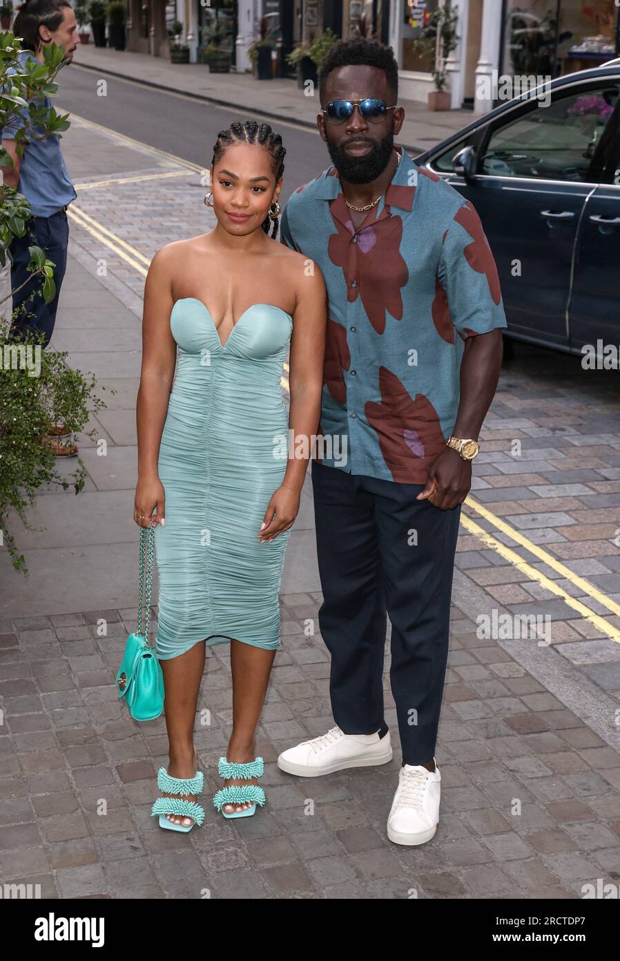Jimmy Akingbola (a destra) partecipa al British Vogue x Self Portrait Summer Party al Chiltern Firehouse di Londra. Foto Stock