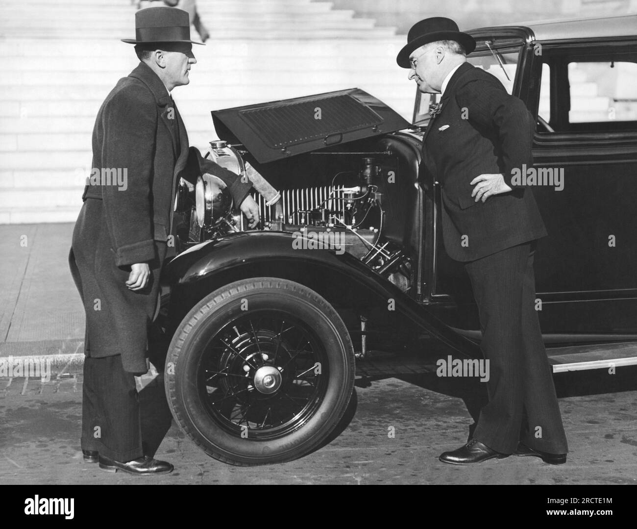 Washington, D.C.: Dicembre 1930 Joe Judge, protagonista della squadra di baseball dei Washington Senators, vende auto in bassa stagione. Qui sta spiegando i punti fini del suo prodotto al senatore Royal Copeland di New York. Foto Stock