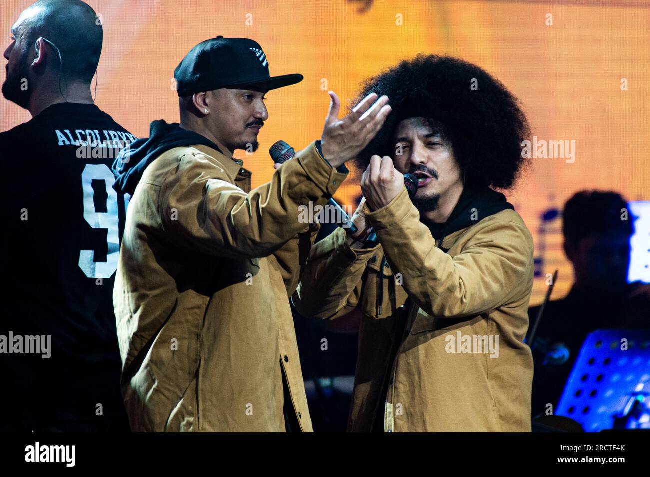 Bogotà, Colombia. 15 luglio 2023. Il gruppo Hip-Hop Medellin Alkolirykoz (Gambeta, Kaztro e Fazeta) si esibisce alla Movistar Arena di Bogotà in un concerto sinfonico lungo l'orchestra sinfonica di Bogotà, il 15 luglio 2023. (Foto di Sebastian Barros/NurPhoto) credito: NurPhoto SRL/Alamy Live News Foto Stock