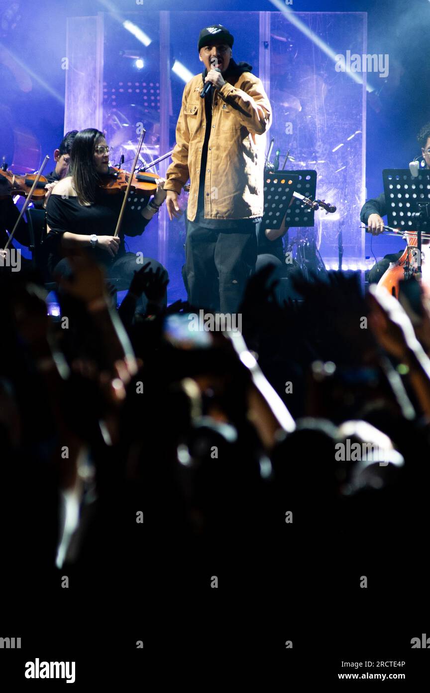Bogotà, Colombia. 15 luglio 2023. Il gruppo Hip-Hop Medellin Alkolirykoz (Gambeta, Kaztro e Fazeta) si esibisce alla Movistar Arena di Bogotà in un concerto sinfonico lungo l'orchestra sinfonica di Bogotà, il 15 luglio 2023. (Foto di Sebastian Barros/NurPhoto) credito: NurPhoto SRL/Alamy Live News Foto Stock
