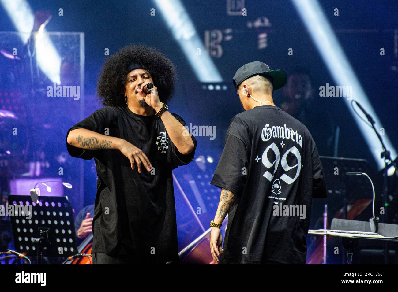 Bogotà, Colombia. 15 luglio 2023. Il gruppo Hip-Hop Medellin Alkolirykoz (Gambeta, Kaztro e Fazeta) si esibisce alla Movistar Arena di Bogotà in un concerto sinfonico lungo l'orchestra sinfonica di Bogotà, il 15 luglio 2023. (Foto di Sebastian Barros/NurPhoto) credito: NurPhoto SRL/Alamy Live News Foto Stock