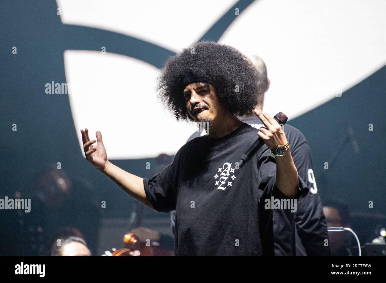 Bogotà, Colombia. 15 luglio 2023. Il gruppo Hip-Hop Medellin Alkolirykoz (Gambeta, Kaztro e Fazeta) si esibisce alla Movistar Arena di Bogotà in un concerto sinfonico lungo l'orchestra sinfonica di Bogotà, il 15 luglio 2023. (Foto di Sebastian Barros/NurPhoto) credito: NurPhoto SRL/Alamy Live News Foto Stock