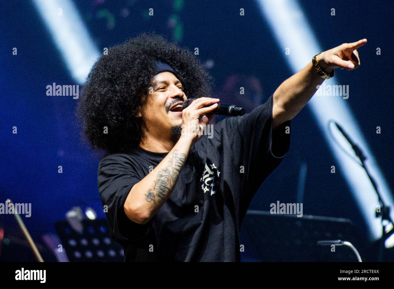 Bogotà, Colombia. 15 luglio 2023. Il gruppo Hip-Hop Medellin Alkolirykoz (Gambeta, Kaztro e Fazeta) si esibisce alla Movistar Arena di Bogotà in un concerto sinfonico lungo l'orchestra sinfonica di Bogotà, il 15 luglio 2023. (Foto di Sebastian Barros/NurPhoto) credito: NurPhoto SRL/Alamy Live News Foto Stock