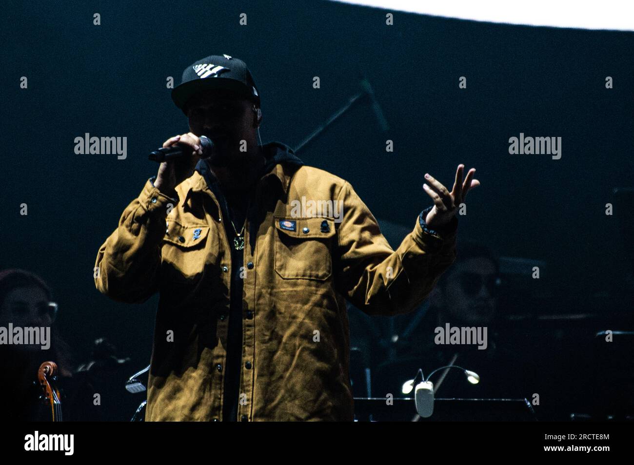Bogotà, Colombia. 15 luglio 2023. Il gruppo Hip-Hop Medellin Alkolirykoz (Gambeta, Kaztro e Fazeta) si esibisce alla Movistar Arena di Bogotà in un concerto sinfonico lungo l'orchestra sinfonica di Bogotà, il 15 luglio 2023. (Foto di Sebastian Barros/NurPhoto) credito: NurPhoto SRL/Alamy Live News Foto Stock