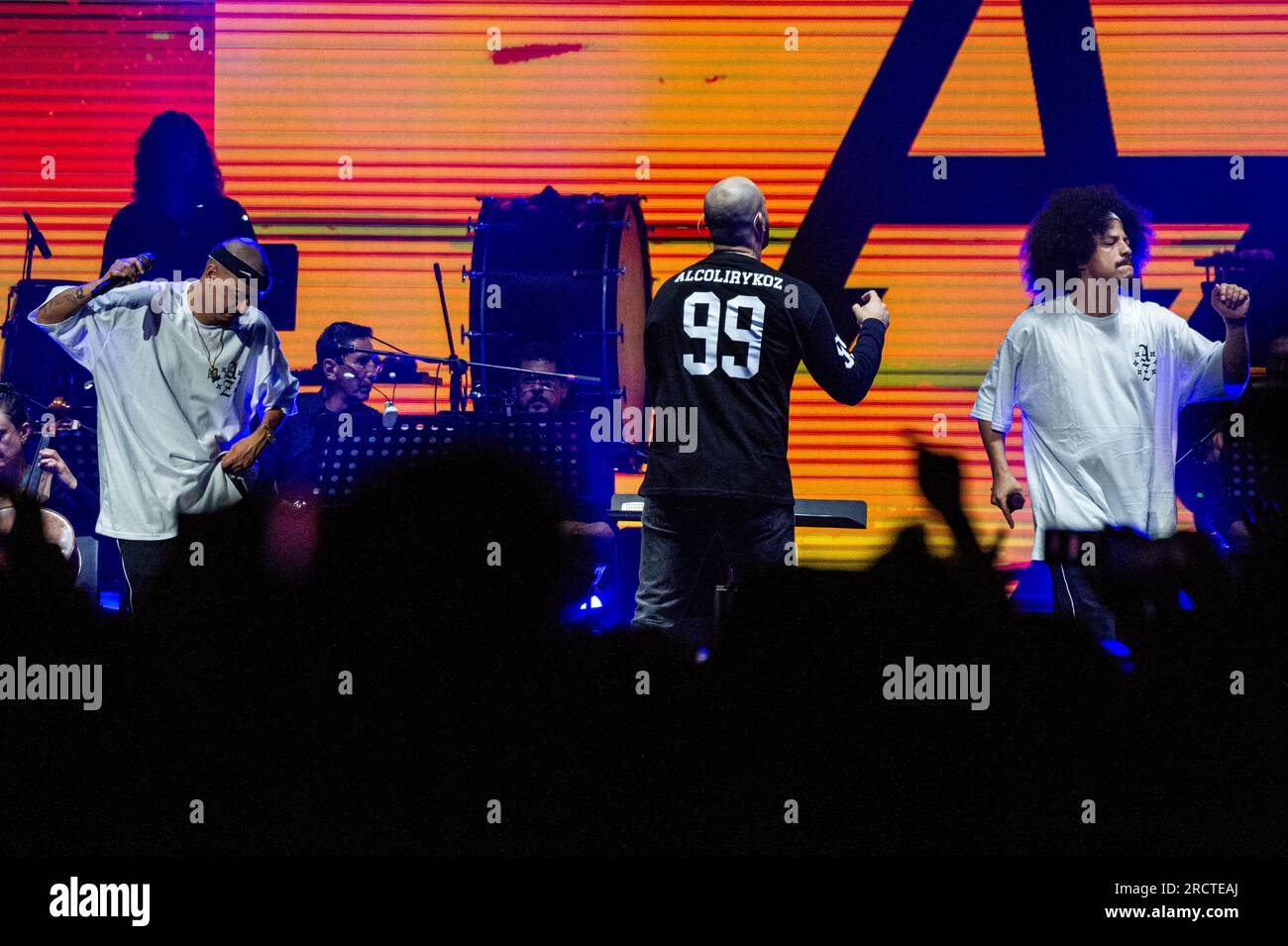 Bogotà, Colombia. 15 luglio 2023. Il gruppo Hip-Hop Medellin Alkolirykoz (Gambeta, Kaztro e Fazeta) si esibisce alla Movistar Arena di Bogotà in un concerto sinfonico lungo l'orchestra sinfonica di Bogotà, il 15 luglio 2023. (Foto di Sebastian Barros/NurPhoto) credito: NurPhoto SRL/Alamy Live News Foto Stock