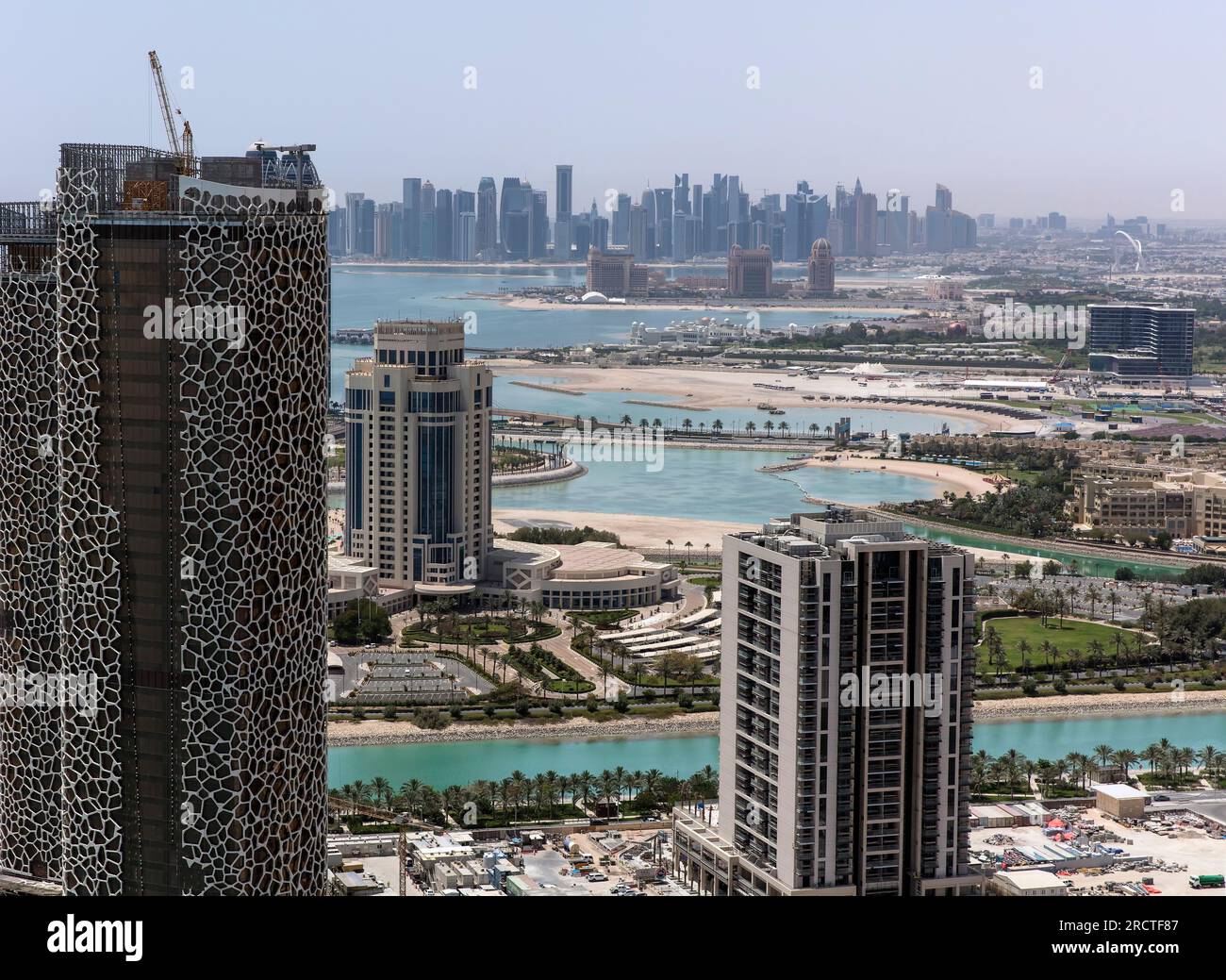 Doha, Qatar City skyline sen dall'area marina di Lusail Foto Stock