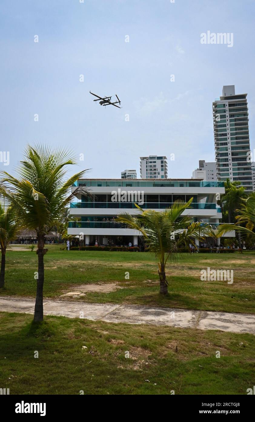 CARTAGENA, COLOMBIA (16 luglio 2023) un veicolo aereo senza equipaggio Aerosonde MK4.7 Hybrid Quad atterra al Club Naval Castillogrande durante UNITAS LXIV, 16 luglio 2023. UNITAS è l’esercizio marittimo più longevo al mondo. Ospitato quest'anno dalla Colombia, riunisce forze multinazionali di 20 nazioni partner, tra cui 26 navi da guerra/vascelli, tre sottomarini, 25 aerei (ala fissa/elicottero) e circa 7.000 persone. L'esercitazione addestra le forze in operazioni marittime congiunte che migliorano la competenza tattica e aumentano l'interoperabilità con la presenza di aria, superficie, AN senza equipaggio Foto Stock