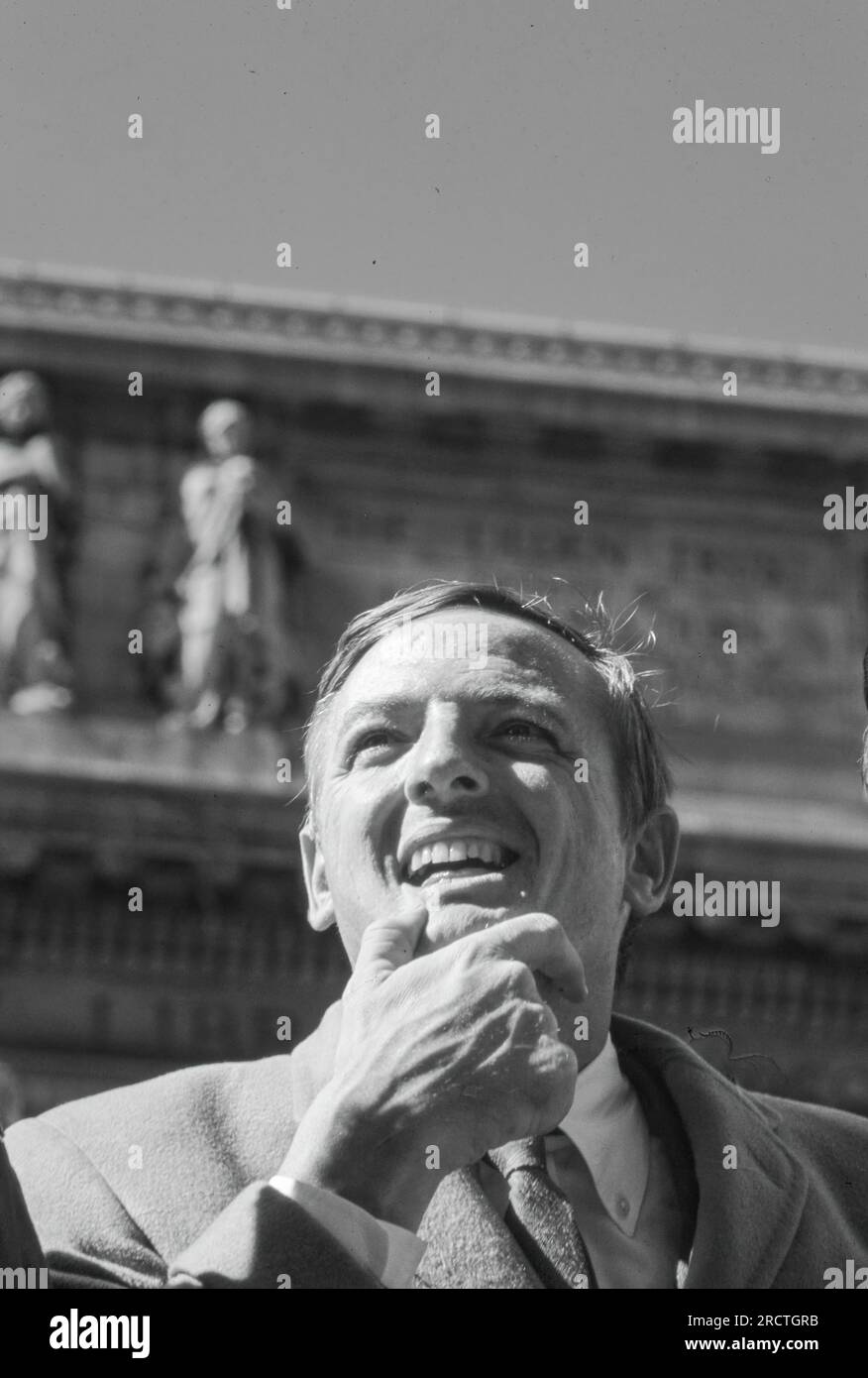 William Frank Buckley Jr. (24 novembre 1925 – 27 febbraio 2008) è stato uno scrittore statunitense conservatore, intellettuale pubblico e commentatore politico. Nel 1955, fondò National Review, la rivista che stimolò il movimento conservatore negli Stati Uniti d'America della metà del XX secolo. Buckley ha ospitato 1.429 episodi dello show televisivo Public Affairs Firing Line (1966-1999), lo show di affari pubblici più longevo con un solo ospite nella storia della televisione americana, dove è diventato noto per il suo caratteristico accento transatlantico e l'ampio vocabolario. Fotografia di Bernard Gotfryd Foto Stock