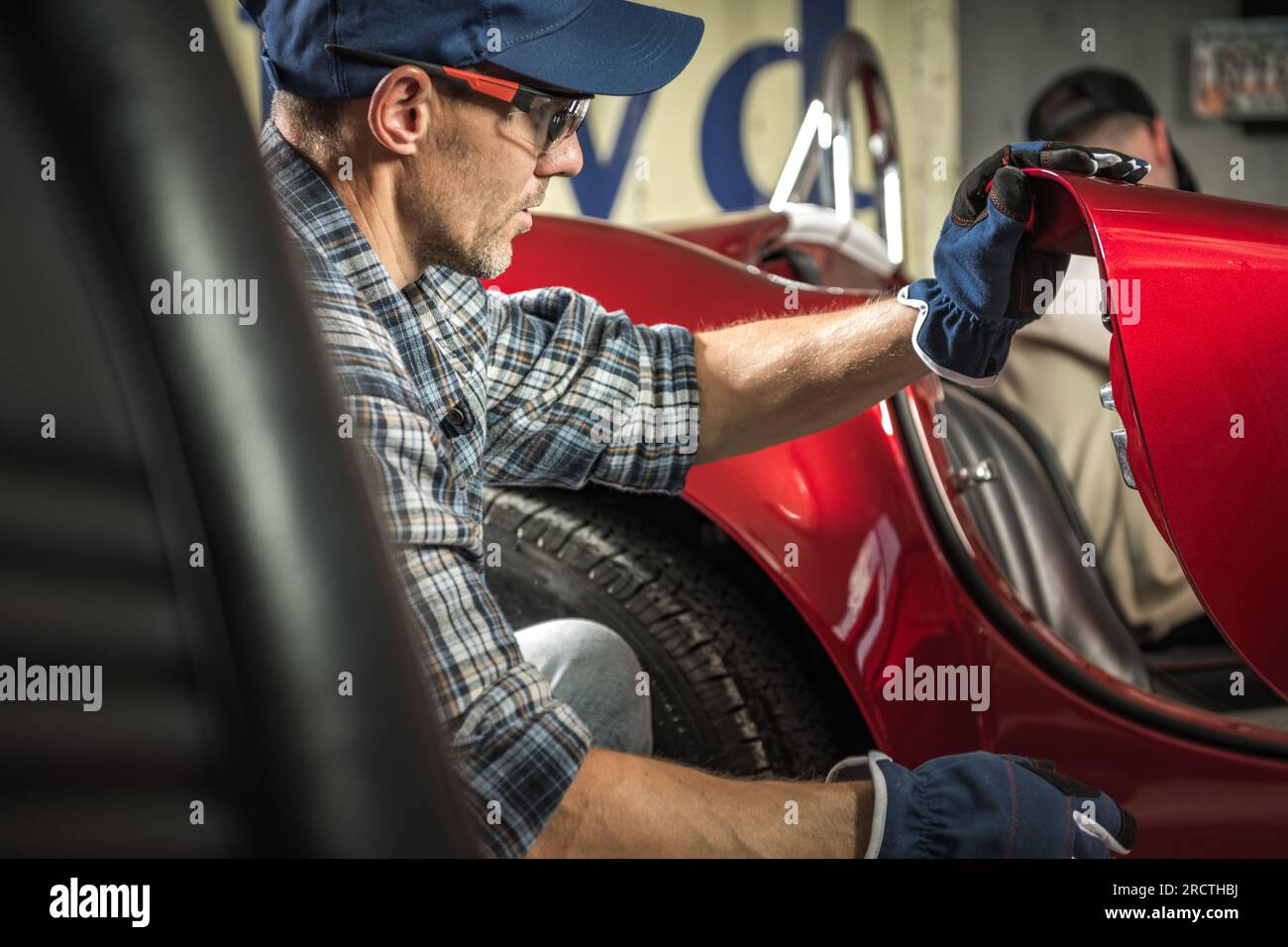 Professional Classic Cars Mechanic per un'occhiata più da vicino. Tema automobilistico. Foto Stock