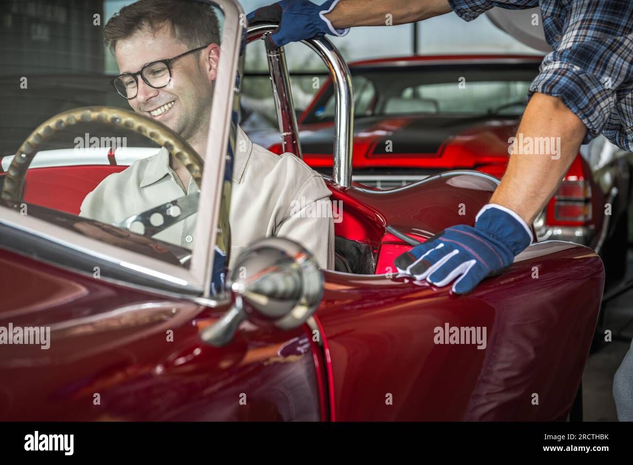 Caucasian Classic Cars Enthusiast acquista una Dream Car convertibile completamente restaurata Foto Stock