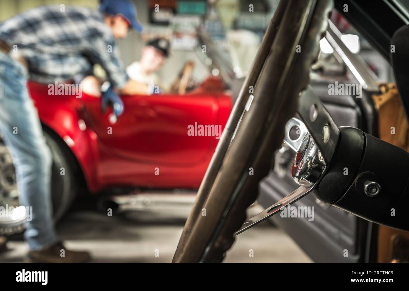 Negozio di vendita e restauro Collezione di auto classiche. Tema automobilistico. Foto Stock