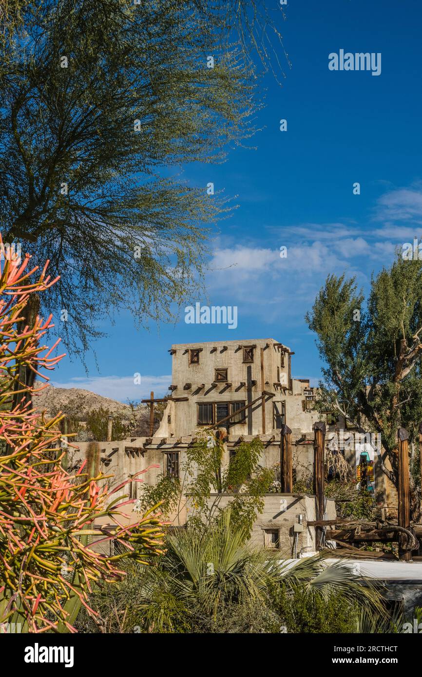 Il Cabot's Pueblo Museum è un museo storico americano situato a Desert Hot Springs, California. Foto Stock