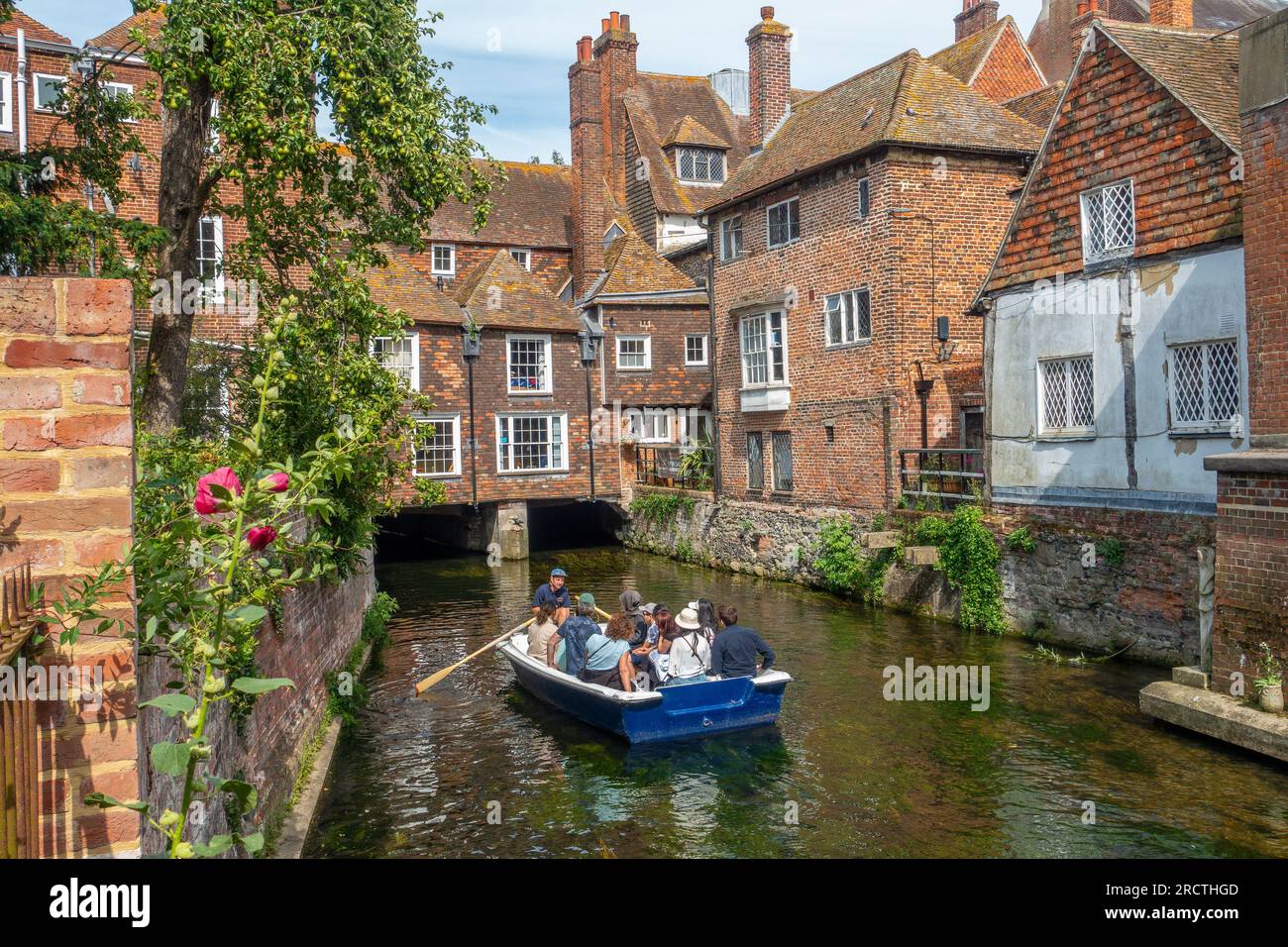 River Stour,Flowing,Under,The,Eastbridge Hospital,River Trip,visitatori,visita guidata,Canterbury,Kent,Inghilterra Foto Stock